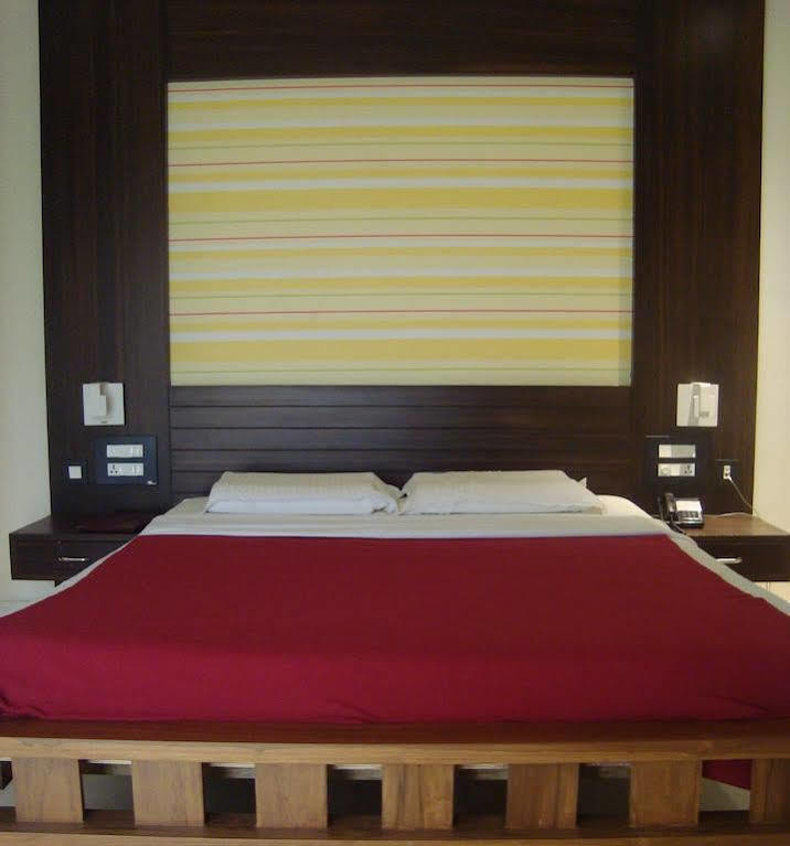 Hotel Madhuvan Serai Manipal Bagian luar foto